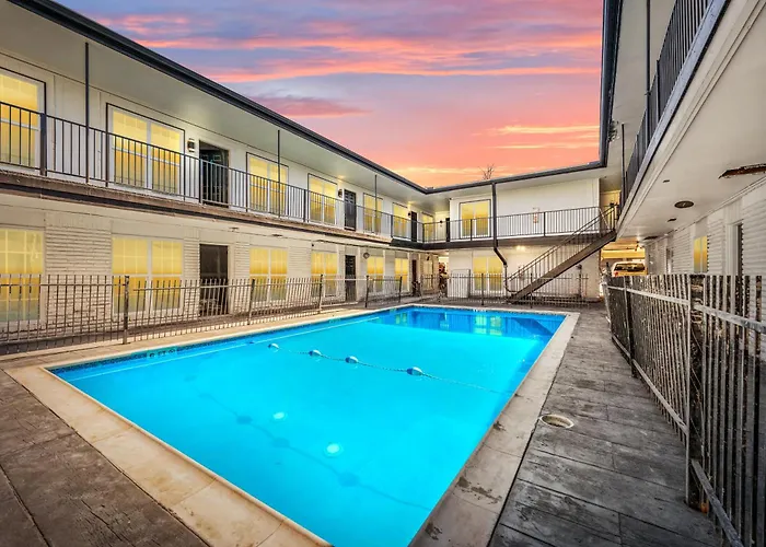 Charming 1Br Heights Apt With Pool And Free Park